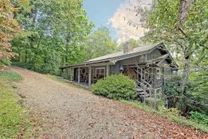 Mountaintop log cabin w/ hot tub near Lake Chatuge - Image 3