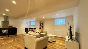 No1 - The Marilyn, Executive Flat Town Centre - Image 3