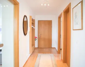 Sunny apartment near the city center - Image 3
