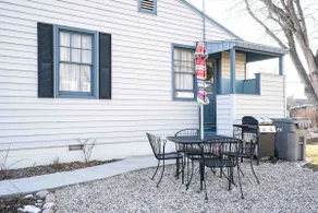 ★ Fun Retro Bungalow Close to Airport & Downtown ★ - Image 4