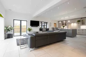 Manchester Luxury Country House Close To The City With Hot Tub & BBQ Fire Pit. - Image 3