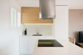 Beautiful apartment with a terrace on the sea - Image 3
