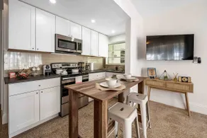 Chic 1 Bed Apartment Blocks from Little Havana - Image 5