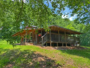 Cozy Cabin with an amazing deck and beautiful seasonal views of Lake Fort Smith! - Image 2