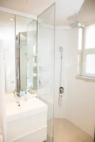 Newly renovated apartment in heart of the city - Image 2