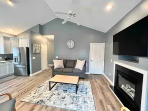Charming, Beautiful, Treetop Loft, Prime Location - Image 2
