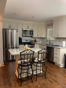 Sleeps 6-7 within walking distance to campus. - Image 5