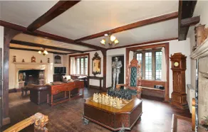 Huge 9 Bed Manor- Gardens, Play Area, Bomb Shelter - Image 4