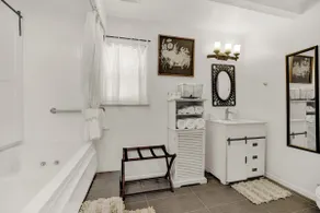 The Bird Haus - Cute Cottage with Jacuzzi tub - Image 4