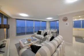 Spectacular Luxury Beachfront Apartment - Image 2