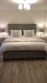 Small country cottage *SUPER KING BED* - Image 3