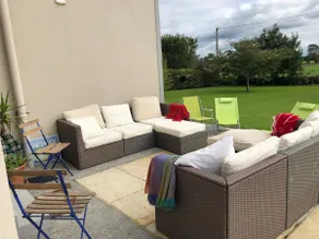 Spacious 4 Bed with high speed WiFi workspace - Image 3