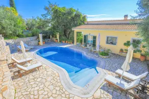 Natasha: Superb views, private pool and gardens - Image 2