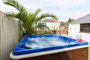 City Retreat, Spacious 4 Bed House, Games Room, Parking, Hot Tub & BBQ - Image 2