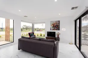 Bright and Chic House at Throsby with 4 Bedrooms - Image 5