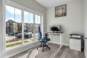 Spacious Home 3BR 6 Beds with Office and Parking - Image 4