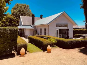Beautiful, spacious 1870s house in centre of town. - Image 2