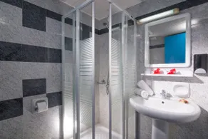 Spacious One Bedroom Apt With Lovely Mountain View - Image 3