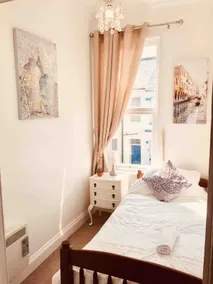 Spacious two bedroom flat close to city centre - Image 5