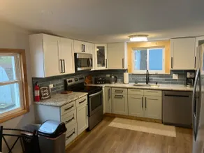 BIG BLUE COTTAGE! STEPS FROM LAKE!*Wifi*BEST VALUE - Image 2