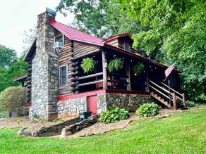 Cabin on Main- Cozy Downtown Burnsville! - Image 3