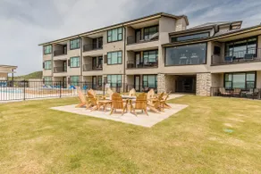 Lake front Condo 2BD/2BA w/ pool, hot tub, fire pit, gas grills, gym, & laundry. - Image 4