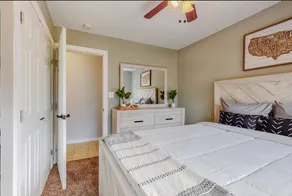 Comfortable 3-bedroom home with spacious backyard - Image 5