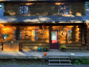 Remote off-the-grid, dreamlike lakefront log home - Image 3