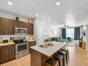 Beautiful Apartment Hot Tub/Pool/Gym/Pet Friendly - Image 2