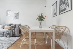 Old charm 3BR in trendy area - Image 5