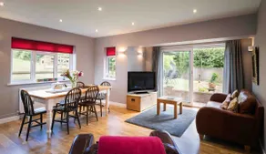 Private 2 Bed Country Cottage - Parking & 1/2 Acre Garden - Image 5