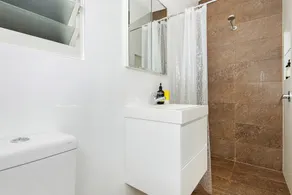 Sunny and modern villa located 5 mins walk from Avalon Beach! - Image 4