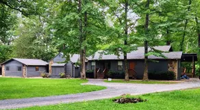 Sunny Creekside Getaway - Image 2