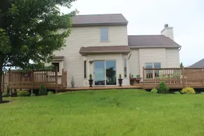 Quiet fenced backyard, tall ceilings - Image 3