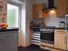 Lovely central townhouse with enclosed garden. - Image 2