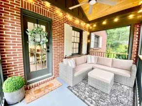 Cottage by the Square w/Gourmet L & Porch - Image 2
