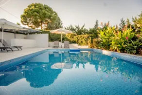 Modern villas with shared pool - Image 2