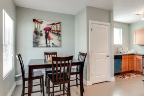 3min to DWTN!/2 bds, 1.5bths/Private Suite - Image 5