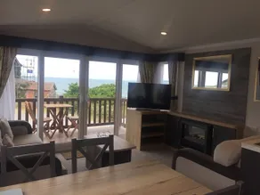 Chic holiday home with balcony & sea views - Image 3
