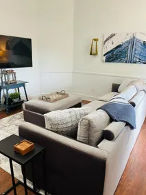 Spacious Apartment among shops, eateries & more! - Image 3