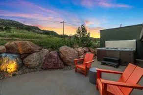 Red Rocks Hideaway Guesthouse - Ent #1 w Hot Tub - Image 3