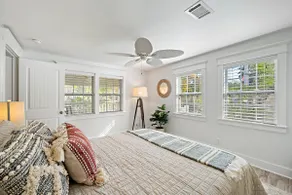Cute bungalow with massive deck and fire pit, walk to Kemah Boardwalk - Image 5
