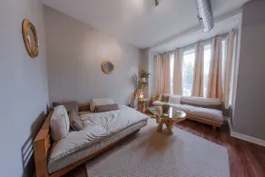 4BDRM Gorgeous Apt Pilsen Private Prking Available - Image 3