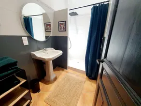 Nice air-conditioned apartment in the city center - Image 5