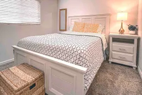 Luxury 3 Bed 2 Bath Beautiful Home - Image 4