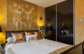 Docklands Millennium Tower Luxury Apartment - Image 3