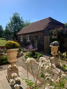 Acorns, in the picturesque village of Lower Froyle - Image 3