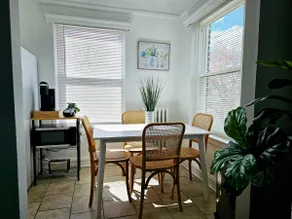 Walkable Oasis: Your Chic Loft Awaits (Near Shops) - Image 3