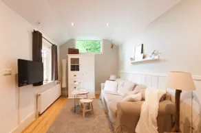 Cottage Bed & Bubbels - Image 3