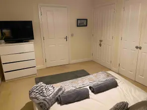 Town Centre Spacious, Stylish Apartment. Fast Wifi - Image 3